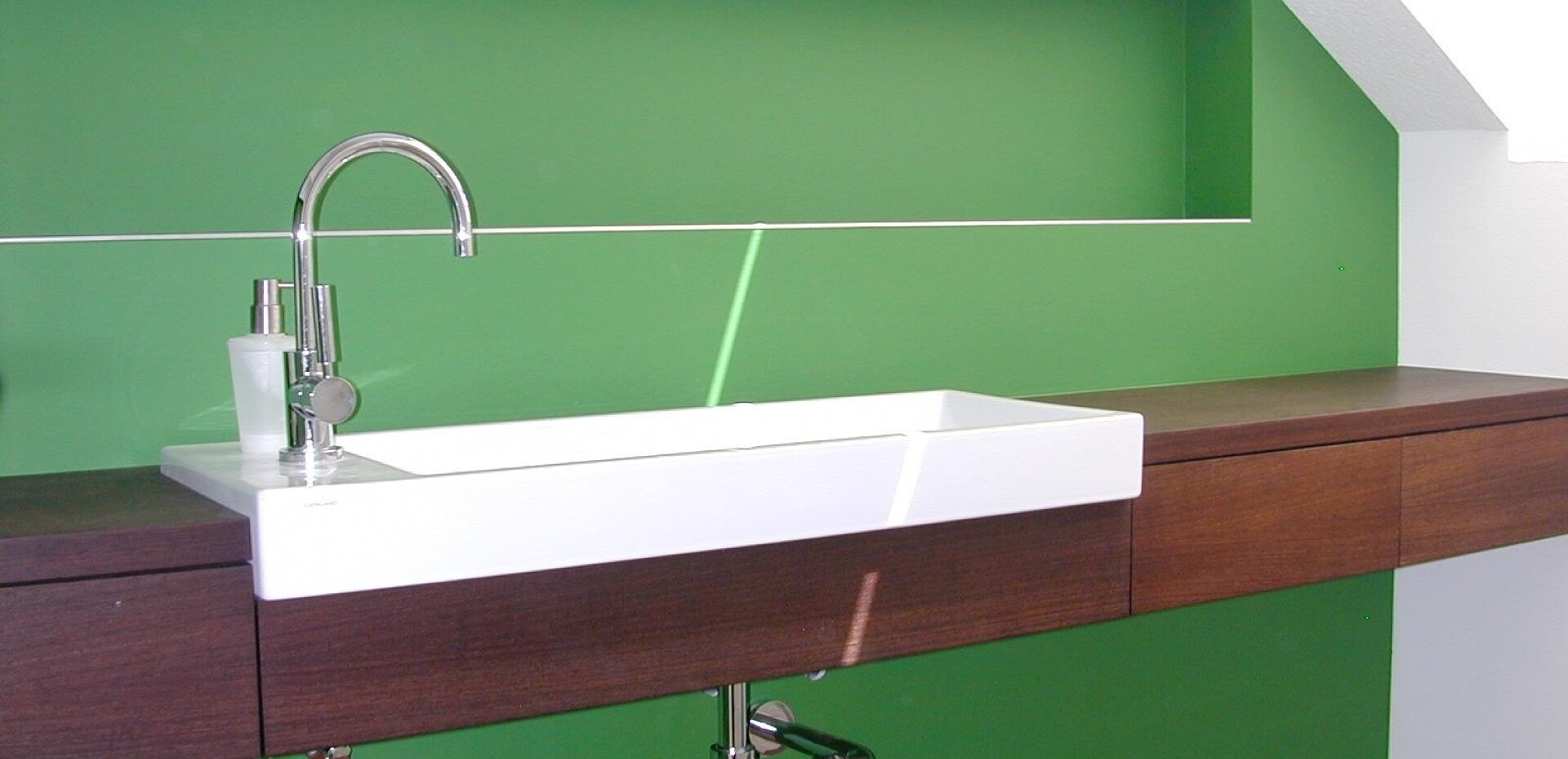 Waschtisch mit eingelassenem Keramikbecken und integrierten Schubladen